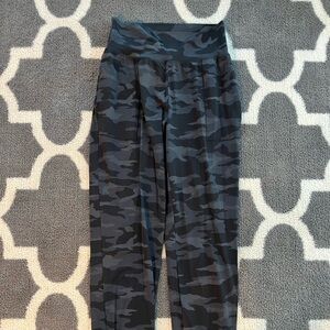 Athleta salutation camo jogger, size small tall